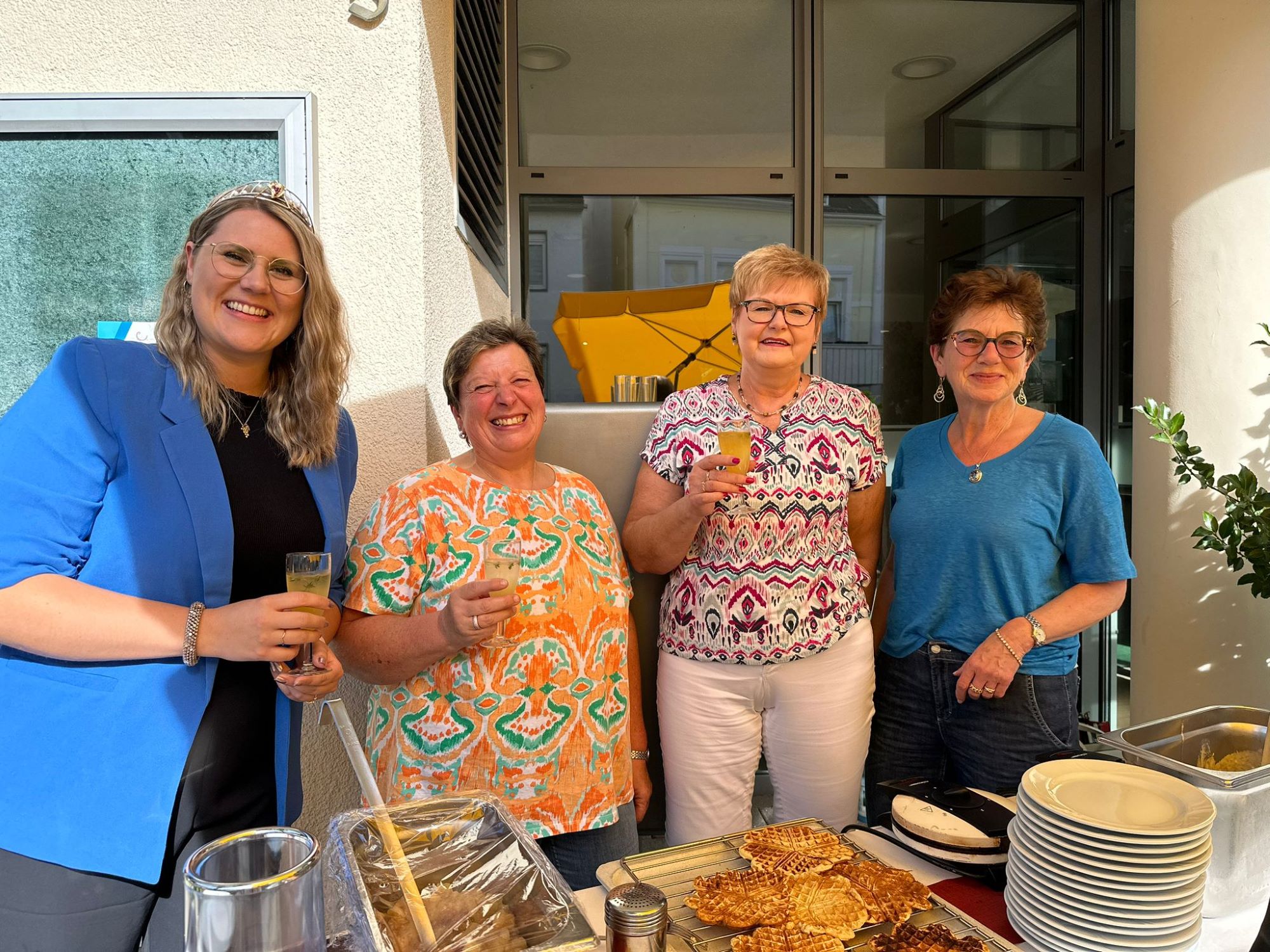 Ahrweinkönigin Katja Hermann mit unserem Damenelferrat