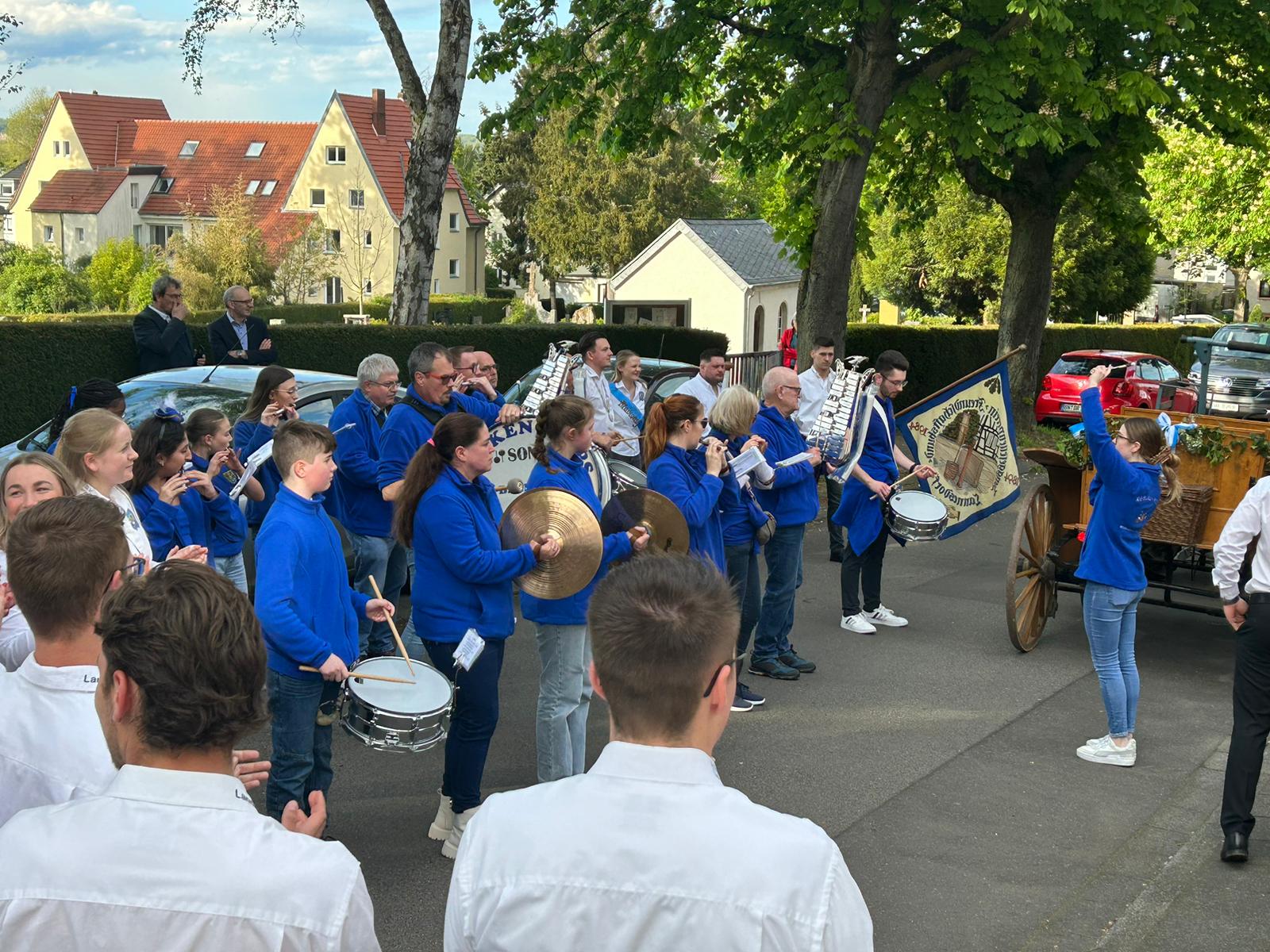 Spielmannszug begleitet Maikönigspaar Lannesdorf