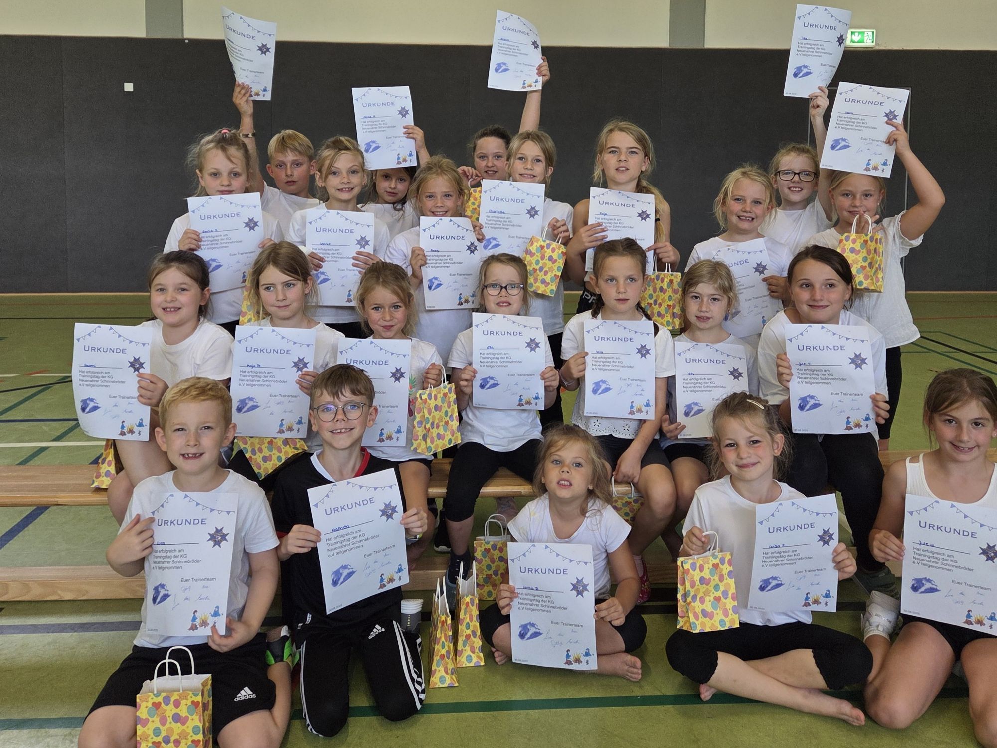 Dieses Bild zeigt die Minifunken mit ihren Urkunden