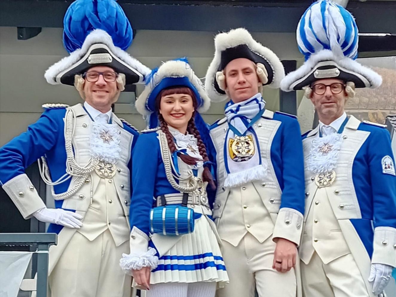 Dieses Bild zeigt die Übergabe des Fässchens an unser Mariechen